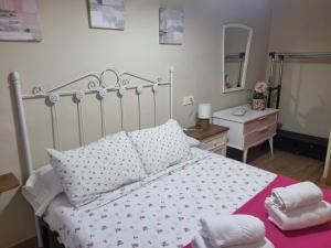 费莱乔萨CA' REMEDIOS的卧室配有白色的床和镜子