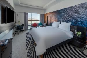 麦加Novotel Makkah Thakher City的酒店客房设有一张大床和一台电视。