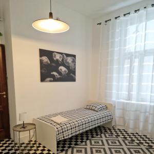 华沙Centrum ARTLwowska的白色的客房设有床和窗户。