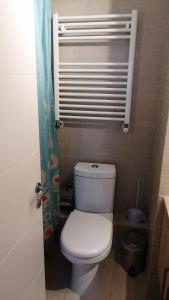 奇廉内瓦达斯DEPARTAMENTOS TERMAS DE CHILLAN的浴室配有白色卫生间和加热器