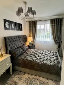Lovely Apartment in Castlebar客房内的一张或多张床位