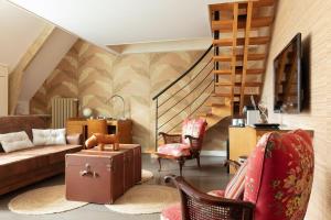 吉维尼Le Jardin des Plumes的带沙发和楼梯的客厅