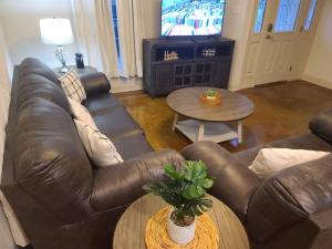 哈蒙德Villa 7的客厅配有棕色皮沙发和桌子