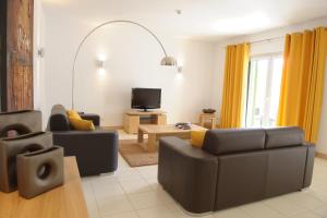 圣玛丽亚Agua Hotels Sal Vila Verde的客厅配有两张沙发和一台电视机