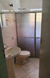 阿帕雷西达Aconchego Sagrada Face的浴室配有卫生间、盥洗盆和淋浴。