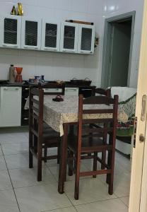 阿帕雷西达Aconchego Sagrada Face的一间厨房,里面配有桌椅