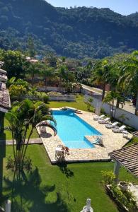 巴雷克萨巴Hotel Portal de Barequeçaba的享有度假村游泳池的景色