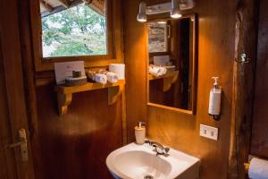 Aldana马林科罗拉多生态酒店的一间带水槽和镜子的浴室