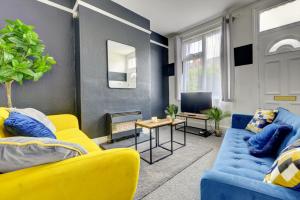 考文垂Cheerful 2 Bedroom Home, Sleeps 5 Guest Comfy, 1x Double Bed, 3x Single Beds, Free Parking, Free WiFi, Suitable For Business, Leisure Guest,Coventry, Midlands的客厅配有蓝色和黄色的家具和电视