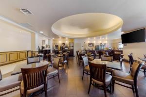 迈阿密贝斯特韦斯特阿密机场北酒店的用餐室配有桌椅