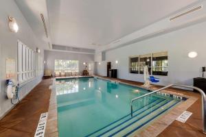 迈阿密贝斯特韦斯特阿密机场北酒店的大型室内游泳池,带大型泳池景