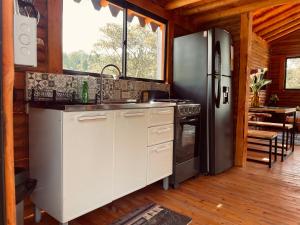 麦德林BRUMA BLANCA CHALETS的厨房配有冰箱和炉灶。