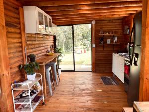 麦德林BRUMA BLANCA CHALETS的厨房设有木墙和木地板