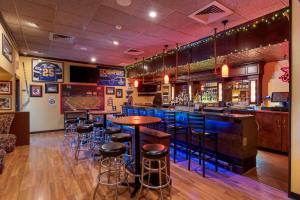 圣路易斯Best Western St Louis Kirkwood Route 66的餐厅内带蓝色凳子的酒吧