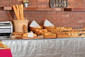 库塞尔库塞尔丽笙度假酒店的桌上的面包和糕点