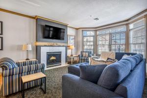 希博伊根Beautiful Day Getaway - Lake Michigan Views的客厅设有蓝色的沙发和壁炉