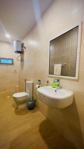 巴马科Le Baobab的一间带水槽、卫生间和镜子的浴室