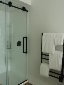 玛普瓦māra的一间带玻璃淋浴和毛巾的浴室