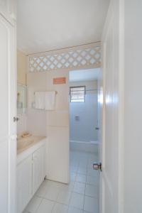 基督教堂市大洋幸福公寓的白色的浴室设有水槽和镜子