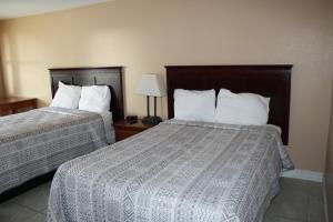 列克星敦Rockbridge Inn的酒店的客房 - 带2张带白色枕头的床