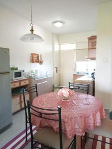 波德申ZNA Prop d Seri Bulan Resort,PD的厨房配有带粉色桌布的桌子