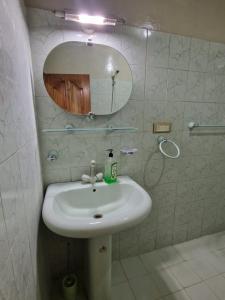 穆里Shangrilla House Murree, Bhurban的浴室设有白色水槽和镜子