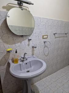 穆里Shangrilla House Murree, Bhurban的一间带水槽和镜子的浴室