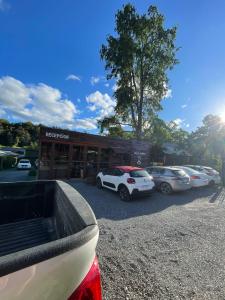 内尔图梅Treca Rupan Lodge的停在经销商前面的一排汽车