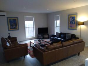 奥尔伯里Splendour on Sackville的客厅配有两张沙发和一台电视