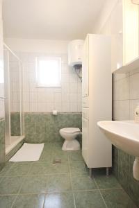 拉茨斯切Apartments by the sea Kneza, Korcula - 4342的一间带卫生间和水槽的浴室