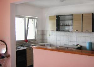 拉茨斯切Apartments by the sea Kneza, Korcula - 4342的厨房配有木制橱柜和台面