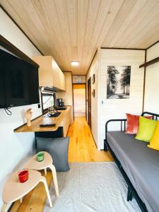 里泽Danzi camping tiny house的客厅配有沙发和桌子