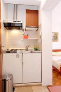 特雷斯塔尼克Apartments by the sea Trstenik, Peljesac - 4570的一个带水槽和床的小厨房
