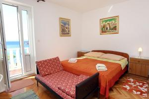 特雷斯塔尼克Apartments by the sea Trstenik, Peljesac - 4570的卧室配有床、椅子和窗户。