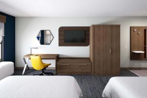 霍利斯特Holiday Inn Express & Suites - Hollister, an IHG Hotel的酒店客房设有两张床和一张书桌及电视