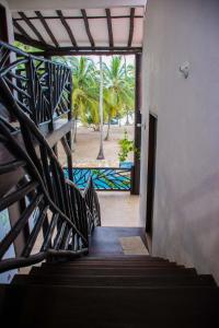 帕洛米诺COCONUCO BEACH PALOMINO的通往享有海滩景致的房屋的楼梯