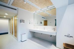 台北合星青年旅馆 的一间带水槽和镜子的浴室