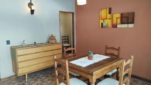 圣卡洛斯-德巴里洛切Casita Cavok的一间带木桌和椅子的用餐室