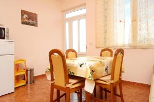 拉茨斯切Apartments by the sea Racisce, Korcula - 4344的厨房以及带桌椅的用餐室。