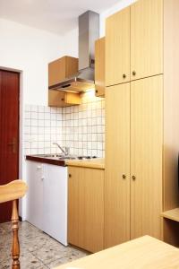 奥瑞比克Apartments by the sea Orebic, Peljesac - 4496的一个带木制橱柜和水槽的厨房