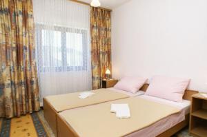 奥瑞比克Apartments by the sea Orebic, Peljesac - 4496的一间卧室设有两张床和窗户。