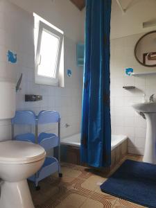 PotomjeStudio Dingac - Potocine 4533a的浴室配有卫生间、盥洗盆和浴缸。