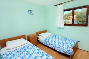 尼亚卢卡Seaside holiday house Cove Gradina, Korcula - 4457的带窗户的客房内的两张床