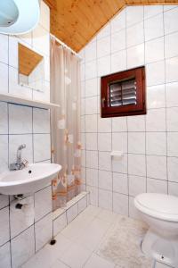 尼亚卢卡Seaside holiday house Cove Gradina, Korcula - 4457的白色的浴室设有水槽和卫生间。