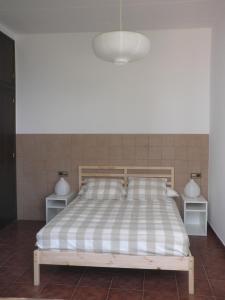 滨海普雷米亚肯恩巴特列公寓的一间卧室配有一张带2个床头柜和2盏灯的床。