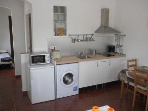 滨海普雷米亚肯恩巴特列公寓的厨房配有洗衣机和水槽