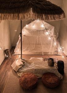 礁溪漫活森林 Woods Inn的一张带帐篷的床,上面有灯