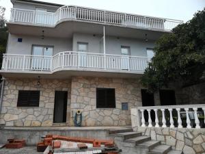 普利兹巴Apartments by the sea Grscica, Korcula - 4487的一座带阳台的建筑