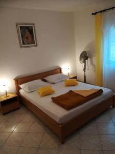 普利兹巴Apartments by the sea Grscica, Korcula - 4487的一间卧室配有一张带黄色枕头的大床