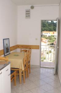 普利兹巴Apartments by the sea Grscica, Korcula - 4487的厨房以及带桌椅的用餐室。